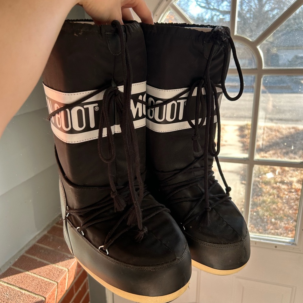 Size 8 women’s Moon Boots